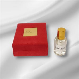 Artisan-made sandal perfume oil, creamy woody aroma, alcohol-free formulation