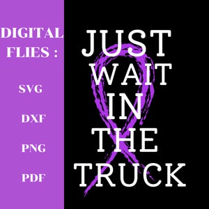 以下が含まれることがあります： 紫のリボンデザインで、「Just wait in the truck」というテキストが白で書かれています。このデザインは、トラックの運転手やトラックが好きな人に最適です。