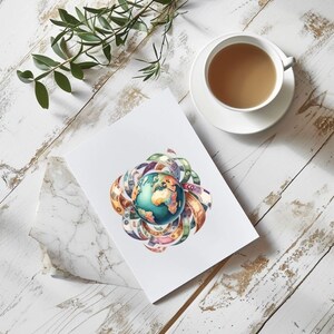 K&ouml;nnte beinhalten: Eine Aquarellillustration eines Globus, der von buntem Papiergeld umgeben ist. Der Globus ist gr&uuml;n und blau mit dargestellten Kontinenten und Ozeanen. Das Papiergeld ist in verschiedenen St&uuml;ckelungen und W&auml;hrungen.