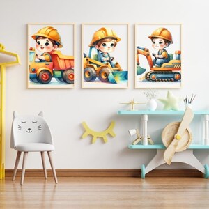 Pu&ograve; includere: Tre illustrazioni ad acquerello incorniciate di bambini vestiti da operai edili che guidano diversi veicoli da costruzione. Le illustrazioni sono su una parete bianca con una sedia bianca a forma di gatto e un giocattolo di aeroplano di legno su uno scaffale.