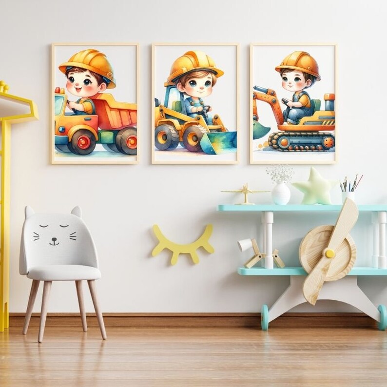 Pu&ograve; includere: Tre illustrazioni ad acquerello incorniciate di bambini vestiti da operai edili che guidano diversi veicoli da costruzione. Le illustrazioni sono su una parete bianca con una sedia bianca a forma di gatto e un giocattolo di aeroplano di legno su uno scaffale.