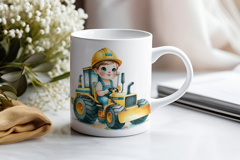 Pu&ograve; includere: Tazza in ceramica bianca con un'illustrazione di un bambino che indossa un casco giallo e guida un veicolo da costruzione giallo. Il veicolo ha la scritta "GRADER" stampata sul lato.