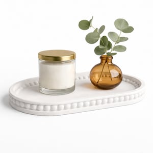 Handgjord oval bricka i vit betong | Minimalistisk badrumsinredning, parfymdisplay