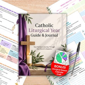 Puede incluir: Una portada de libro Catholic Liturgical Year Guide & Journal con una cruz de madera, una vela blanca encendida y tela morada. La portada incluye el texto 'Catholic Liturgical Year Guide & Journal' y 'Your Family's Journey Through the Church's Seasons'.