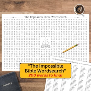 Puede incluir: Un rompecabezas de búsqueda de palabras bíblicas titulado "The Impossible Bible Wordsearch" con 200 palabras para encontrar, una taza de café y un libro de la Santa Biblia. Un lápiz amarillo descansa sobre el rompecabezas.
