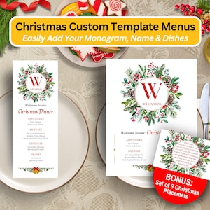 Może przedstawiać: Zestaw drukowanych menu na kolację wigilijną z akwarelowym wzorem wieńca. Menu zawiera monogram, imię i miejsce na listę przystawek, dań głównych, deserów i napojów. W zestawie znajduje się również bonusowy zestaw sześciu świątecznych podkładek.