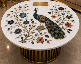 Soffbord i vitt marmor med påfågelinlägg, blommig marqueteriekonst, handgjort lyxigt stenbord, elegant vardagsrumsinredning