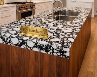 Anpassad svart terrazzo köksö, modern terrazzo bänkskiva, handgjorda lyxiga köksmöbler, svart stenö-dekor, anpassad storlek