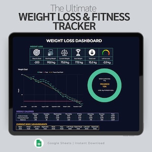 以下が含まれることがあります： タブレットに表示されたデジタル体重減少とフィットネストラッカー。画面には、体重測定、進捗グラフ、週ごとのカロリー情報が表示された体重減少ダッシュボードが表示されます。「The Ultimate WEIGHT LOSS & FITNESS TRACKER」というテキストが上部にあります。