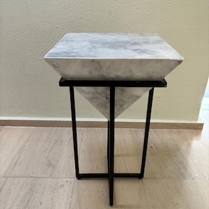 Table console en marbre blanc - Enfilade d'entrée ou de salon en pierre fabriquée à la main pour des intérieurs modernes
