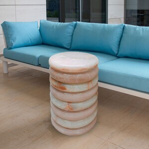 Small cocktail table made of onyx marble, designed in rings resembling a tyre shape. Perfect blend of elegance and uniqueness