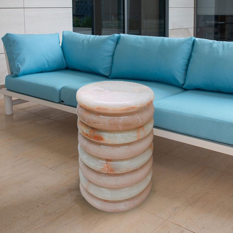 Small cocktail table made of onyx marble, designed in rings resembling a tyre shape. Perfect blend of elegance and uniqueness
