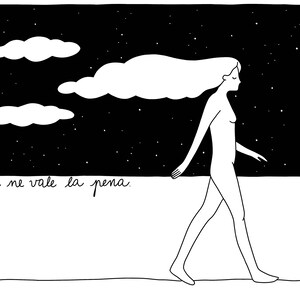 Può includere: Illustrazione in bianco e nero di una persona che cammina. La persona è nuda con lunghi capelli a forma di nuvola. Lo sfondo è un cielo stellato con tre nuvole. Il testo "...non ne vale la pena" è scritto in corsivo.