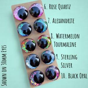 Puede incluir: Diez pares de ojos redondos de pl&aacute;stico de 30 mm con pupilas negras y purpurina incrustada en el pl&aacute;stico circundante. Los colores de la purpurina son: cuarzo rosa, alexandrita, turmalina sand&iacute;a, plata de ley y &oacute;palo negro.