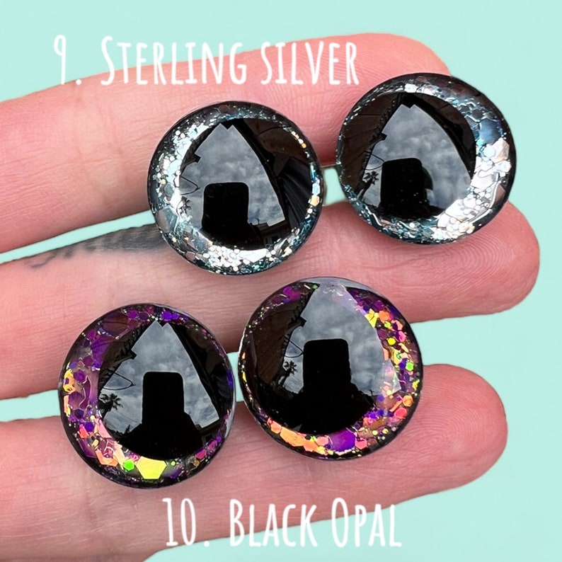 Puede incluir: Cuatro pares de ojos de pl&aacute;stico para manualidades, con pupilas negras y detalles de purpurina. Los ojos est&aacute;n etiquetados como "9. Sterling Silver" y "10. Black Opal".
