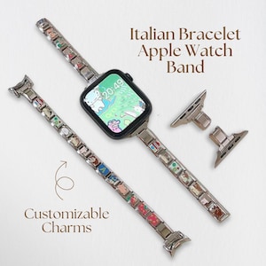 Könnte beinhalten: Ein Apple Watch Armband mit einem silbernen italienischen Charm-Armband-Design. Das Armband verfügt über farbenfrohe, anpassbare Charms. Das Zifferblatt zeigt ein Cartoon-Bild. Der Text auf dem Bild lautet "Italian Bracelet Apple Watch Band" und "Customizable Charms."