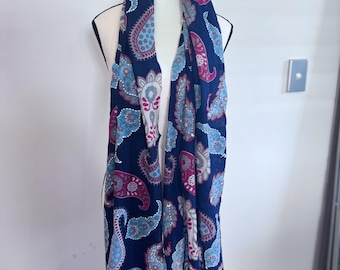 Bufanda de lana merino con bordado de cachemira: lujosa bufanda de invierno de diseñador para mujer, chal azul marino cálido y llamativo.