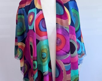 Capa de viaje de lana merino con estampado floral abstracto: chal de lana suave de lujo, bufanda ligera y elegante para mujer.