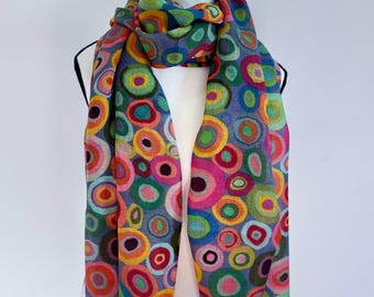 Bufanda de diseño de lana merino y seda con estampado de círculos concéntricos – Chal de arte moderno abstracto, accesorio de invierno de lujo ligero, 70 × 200 cm