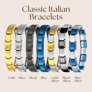 Puede incluir: Una selección de pulseras italianas clásicas en varios colores. Las pulseras incluyen oro, plata, negro, azul, oro-plata, negro-plata y azul-plata. Cada pulsera está hecha de eslabones rectangulares.