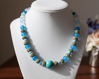 Handgemachte Regenbogen-Halskette mit Türkis-Akzent + kostenlose baumelnde Ohrringe - hellblauer Statement-Schmuck für Damen