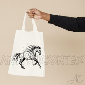 Op de afbeelding: Witte tote bag met een zwarte lijntekening van een paard. Het paard rent en heeft een vloeiende manen.