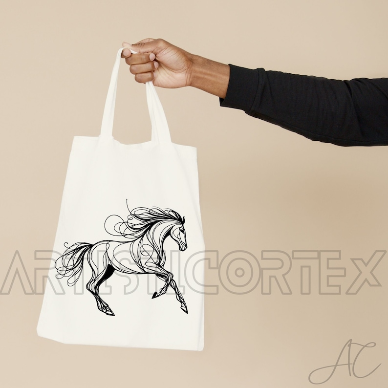 Op de afbeelding: Witte tote bag met een zwarte lijntekening van een paard. Het paard rent en heeft een vloeiende manen.