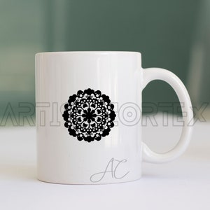 Peut inclure: Une tasse en c&eacute;ramique blanche avec un motif de mandala noir et la lettre "A" en cursive au bas.