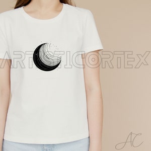 Może przedstawiać: Biały t-shirt z czarnym nadrukiem p&oacute;łksiężyca. Księżyc składa się z cienkich linii i ma małe gwiazdki wok&oacute;ł siebie.