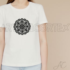 Peut inclure: T-shirt blanc avec un motif mandala noir sur le devant.