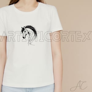 Op de afbeelding: Wit T-shirt met een zwart lijnontwerp van een paardenkop.