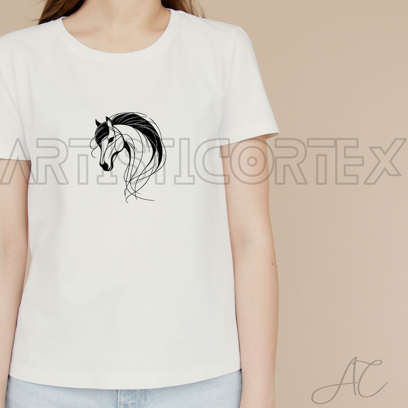 Op de afbeelding: Wit T-shirt met een zwart lijnontwerp van een paardenkop.