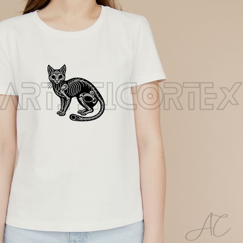 Puede incluir: Una camiseta blanca con un gr&aacute;fico negro de un esqueleto de gato.