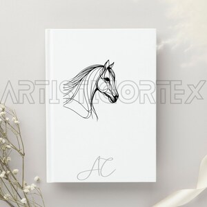 Op de afbeelding: Een wit notitieboek met een zwarte lijntekening van een paardenkop en de initialen "AC" in grijs.