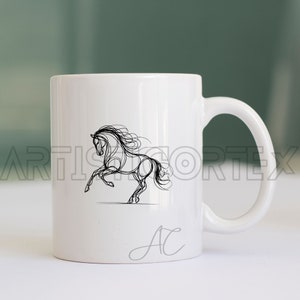 Op de afbeelding: Witte keramische mok met een zwarte lijntekening van een paard aan de voorkant. De mok heeft een zwart handvat en de initialen "AC" zijn onderaan in cursief geschreven.