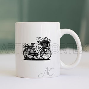 Puede incluir: Taza de cer&aacute;mica blanca con una ilustraci&oacute;n en blanco y negro de una bicicleta con una cesta de flores. La taza tiene las iniciales "AC" escritas en la parte inferior.