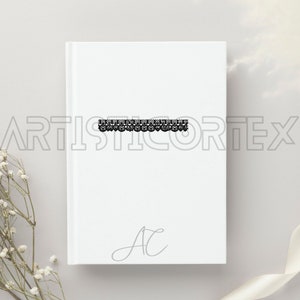 Peut inclure: Un livre blanc avec une bordure en dentelle noire et les lettres "AC" en &eacute;criture cursive grise.