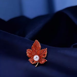 Bernstein Orange Ahornblatt Brosche mit Perle, Ahornblatt Pin Brosche, Vintage Brosche, Kanadische Blatt Brosche, Ahorn Brosche, Geschenk für Sie