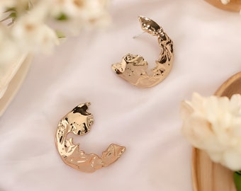 Gold C-shaped Globe Map Earrings, Circle Golden Textured Earrings, C-shaped Hammered Earrings, Simple Metal Earrings, Hammered Earrings