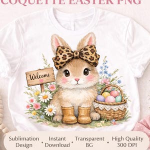 Puede incluir: Camiseta blanca con una ilustración en acuarela de un conejito de Pascua con un lazo de estampado de leopardo, botas y un letrero de bienvenida. También se muestra una cesta de huevos de Pascua. El texto "Coquette Easter PNG" está en la parte superior.