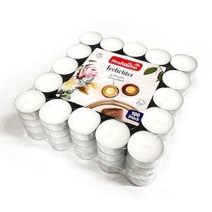 Könnte beinhalten: Eine Packung mit 100 weißen, unparfümierten Teelichtern, jedes mit einem Durchmesser von etwa 3,8 cm. Die Packung trägt ein Etikett mit dem Markennamen "Profissimo" und dem Text "Telichter 4 Stunden Brenndauer 100 Stück".