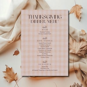 Può includere: Menu del Ringraziamento su sfondo a scacchi beige e bianco. Il menu elenca piatti principali come tacchino arrosto e prosciutto glassato al miele, contorni come insalata di mele e purè di patate e dessert come torta di mele e zucca.