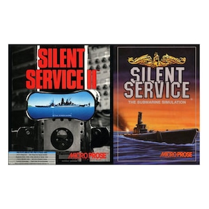 Könnte beinhalten: Zwei Spielbox-Cover für die Silent Service U-Boot-Simulationsspiele. Das linke Cover zeigt einen roten und weißen Titel "Silent Service II" mit einer Ansicht eines U-Boot-Periskops, das auf ein Schlachtschiff blickt. Das rechte Cover zeigt einen roten und weißen Titel "Silent Service" mit einem U-Boot auf der Wasseroberfläche bei Sonnenuntergang.