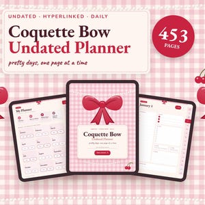 Puede incluir: Una agenda digital mostrada en tres pantallas de tableta sobre un fondo de cuadros vichy rosa. El texto dice Coquette Bow Undated Planner, 453 pages y pretty days, one page at a time. Incluye lazos rojos e iconos de cerezas.