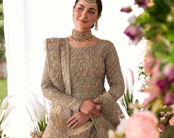 Broderad guldnätklänning: Pakistansk bröllopsklänning i maxi-stil