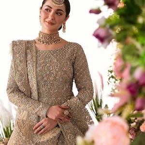 ゴールドネットガウン、パキスタン人女性のウェディングマキシ、インド人パンジャブ人のウェディングスーツ、フォーマルゲストパーティーウェアドレス、イード衣装、デシの花嫁介添人ギフト