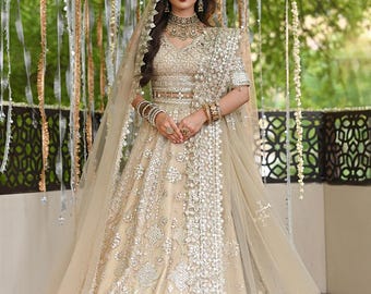 アイボリーブライダルレヘンガチョリ：パキスタンのウェディングドレス