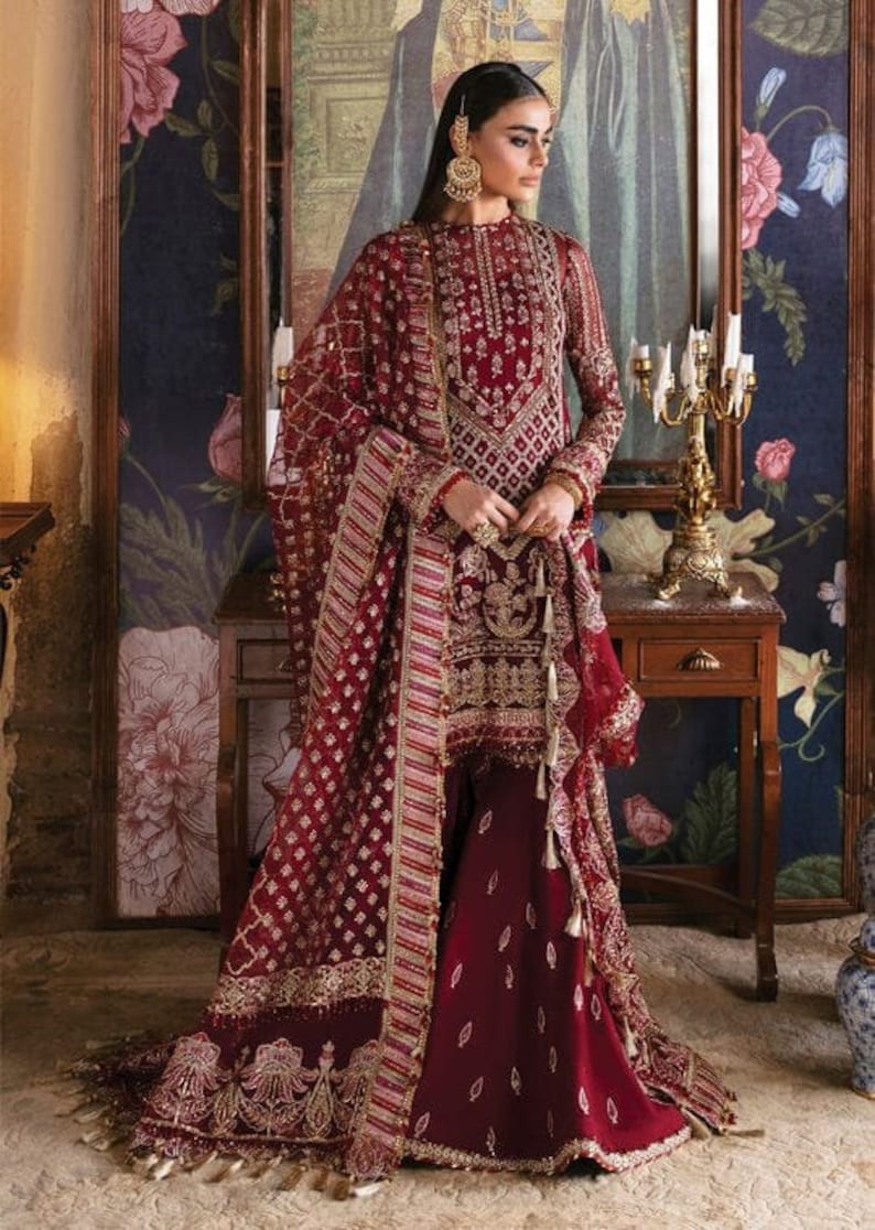 Lyxig rödbrun broderad sharara-kostym: Pakistansk brudklänning bild 1