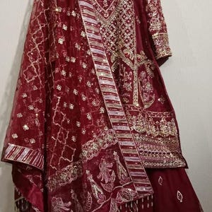 Lyxig rödbrun broderad sharara-kostym: Pakistansk brudklänning bild 9