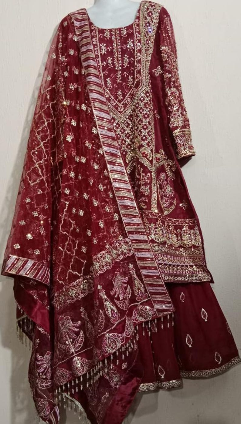 Lyxig rödbrun broderad sharara-kostym: Pakistansk brudklänning bild 9